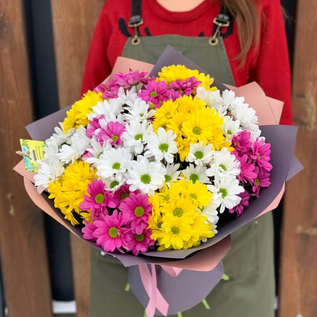 29 разноцветных хризантем в букете
