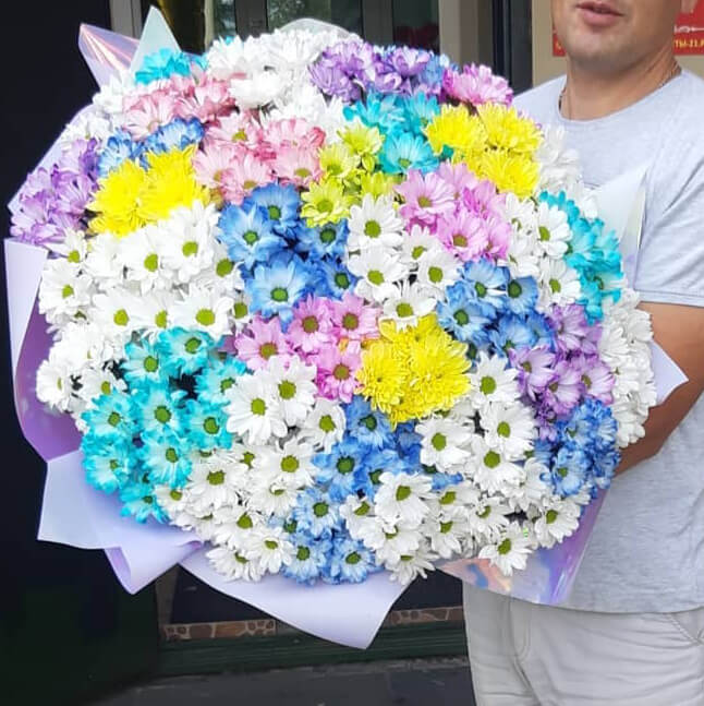 51 бело-голубая хризантема в букете