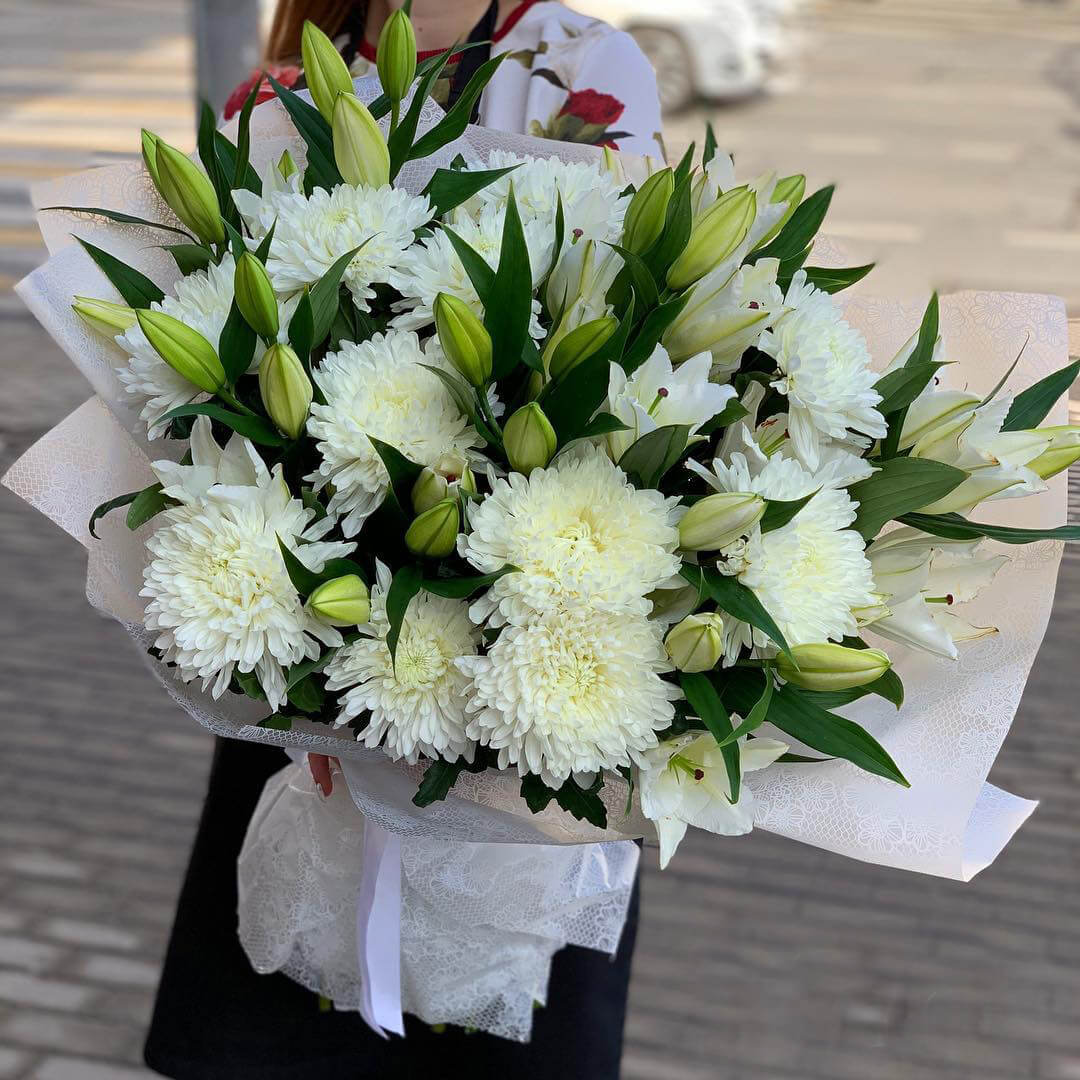 Хризантемы с лилиями - 19 шт.