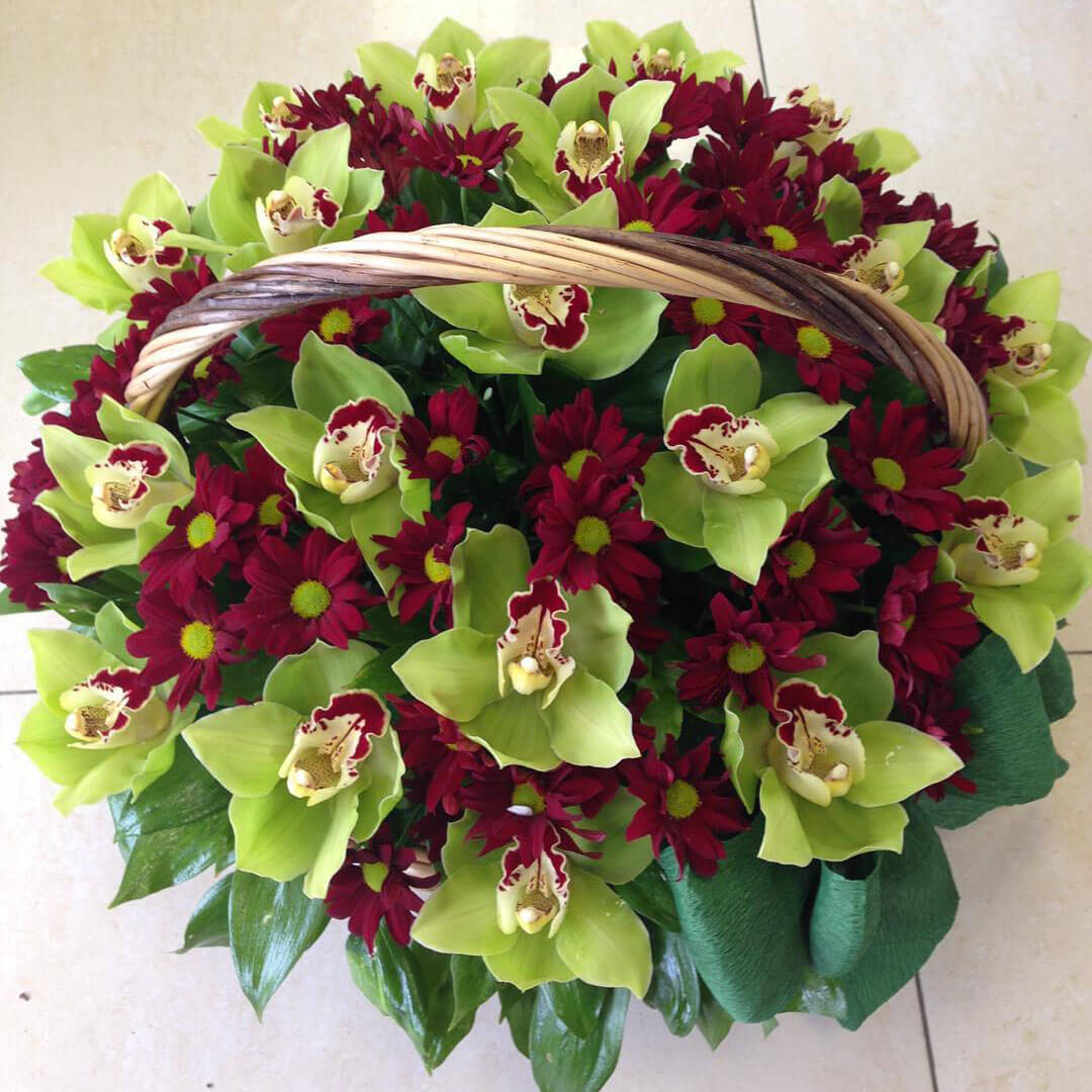 Хризантемы с орхидеями в корзине - 35 шт.