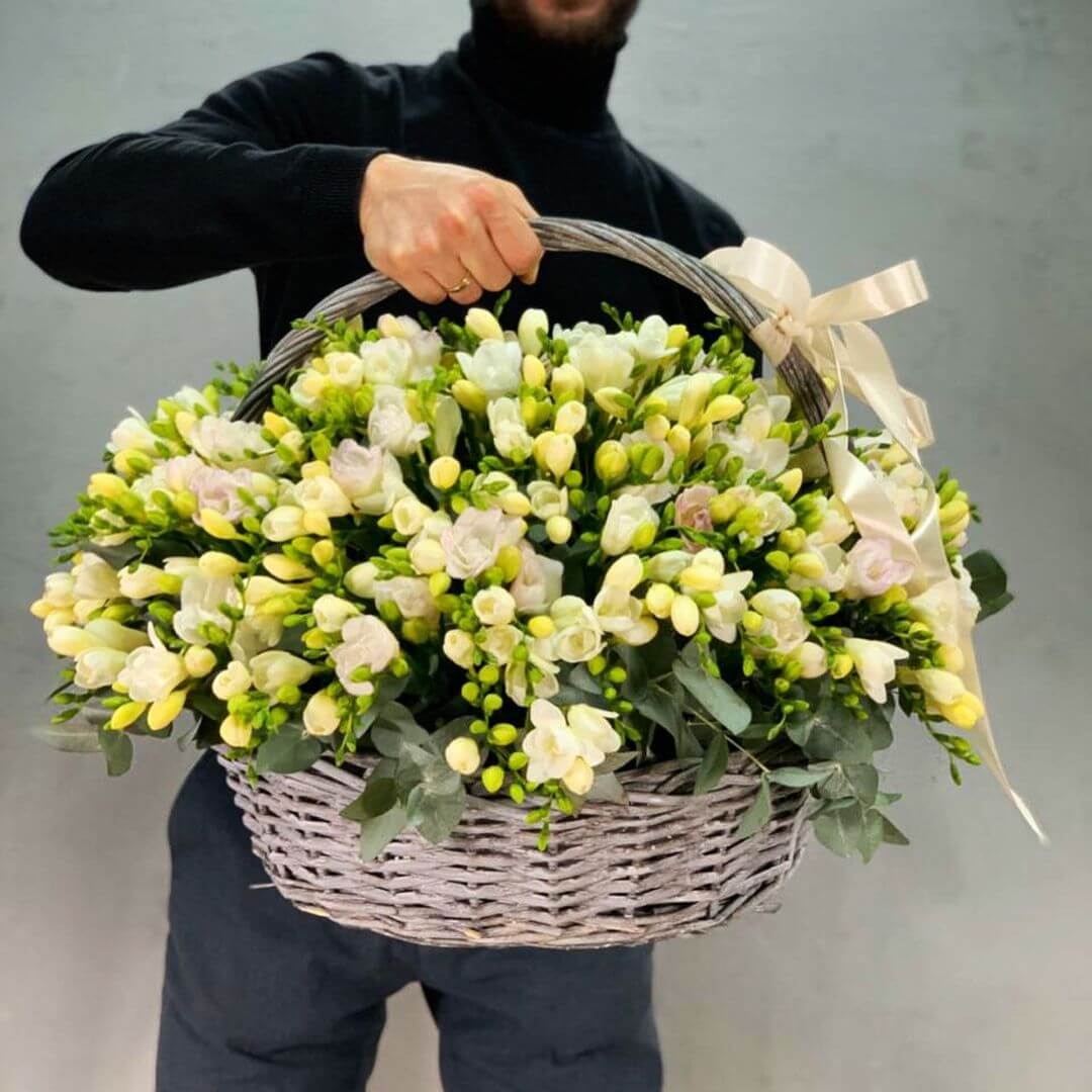 301 фрезия в корзине