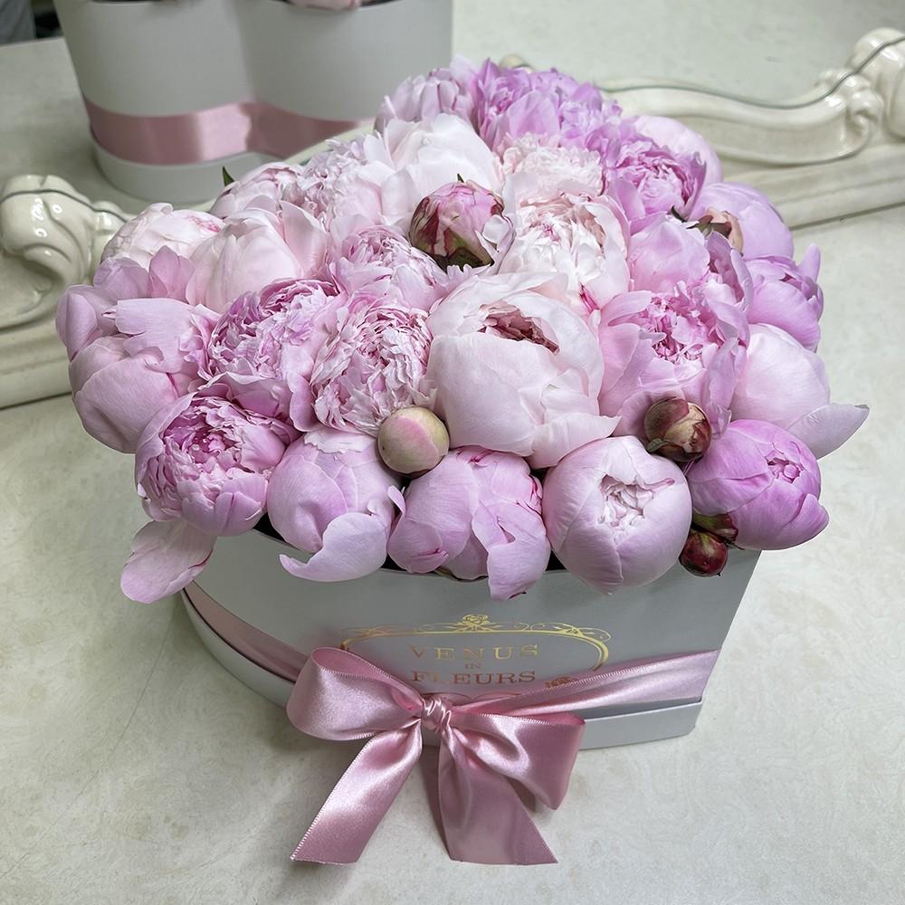 Розовые пионы в сердце от 29 шт.