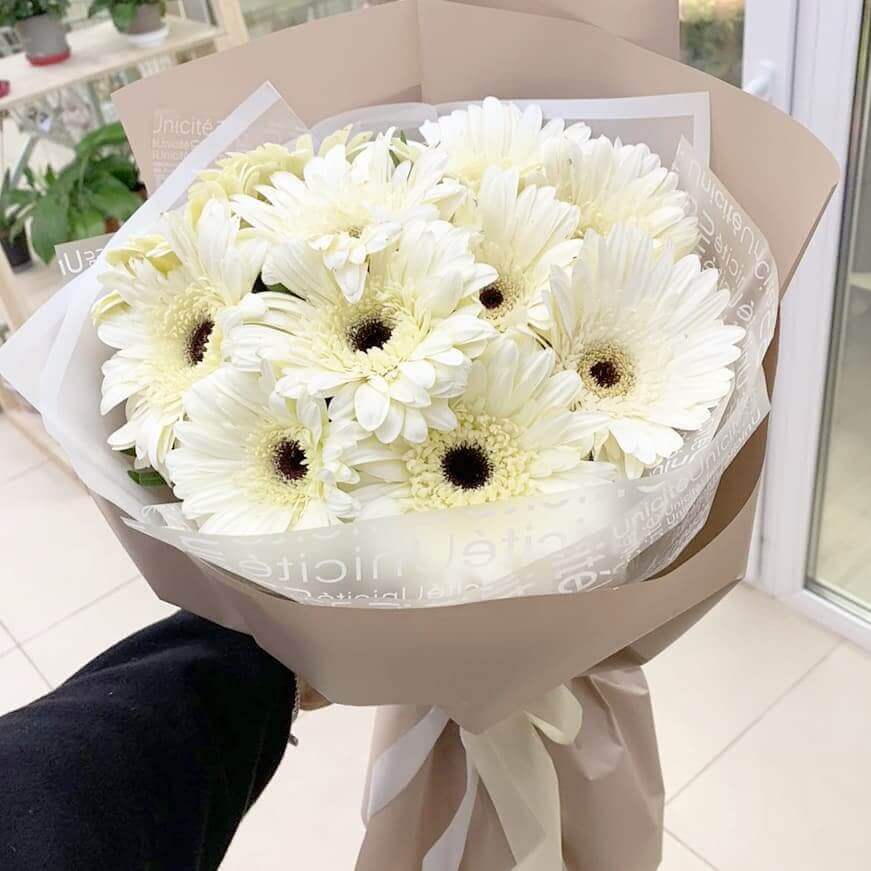 19 белых гербер в букете