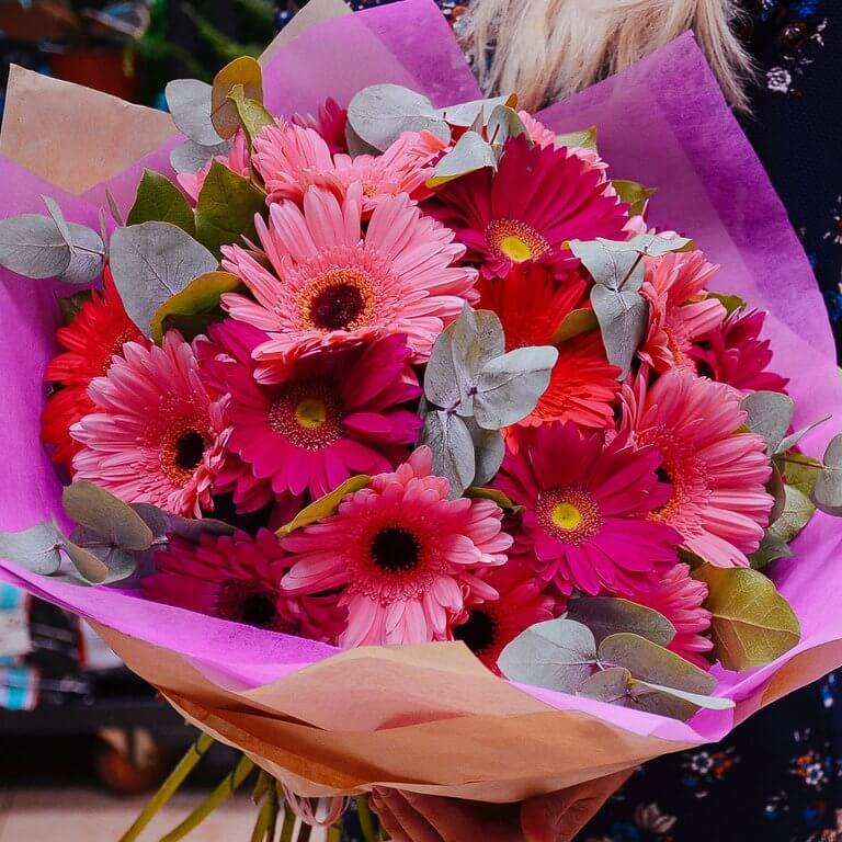 Микс розовых гербер в букете