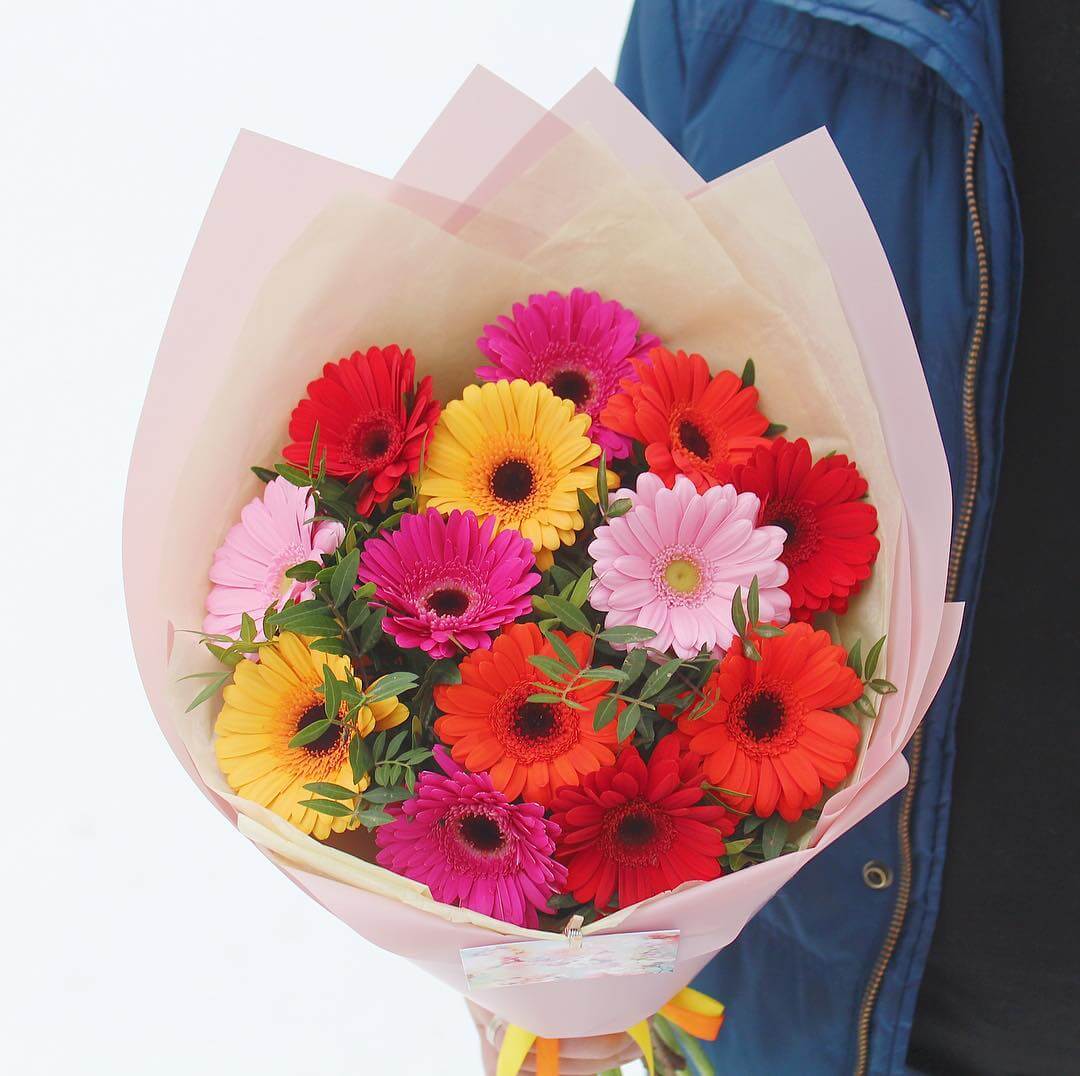 Разноцветные герберы в букете - 19 шт.