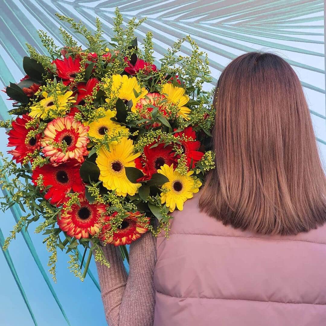 19 красно-желтых гербер