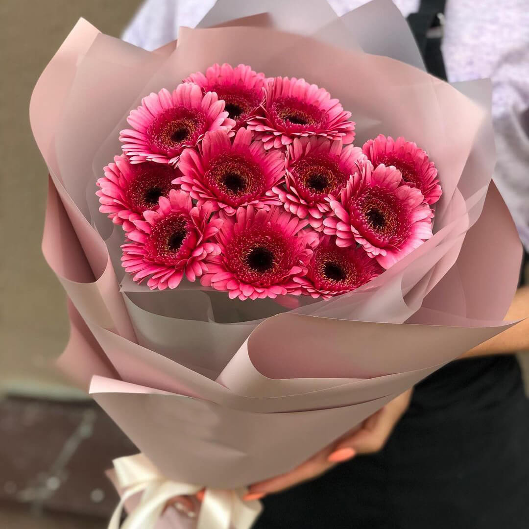 19 ярко-розовых гербер в букете