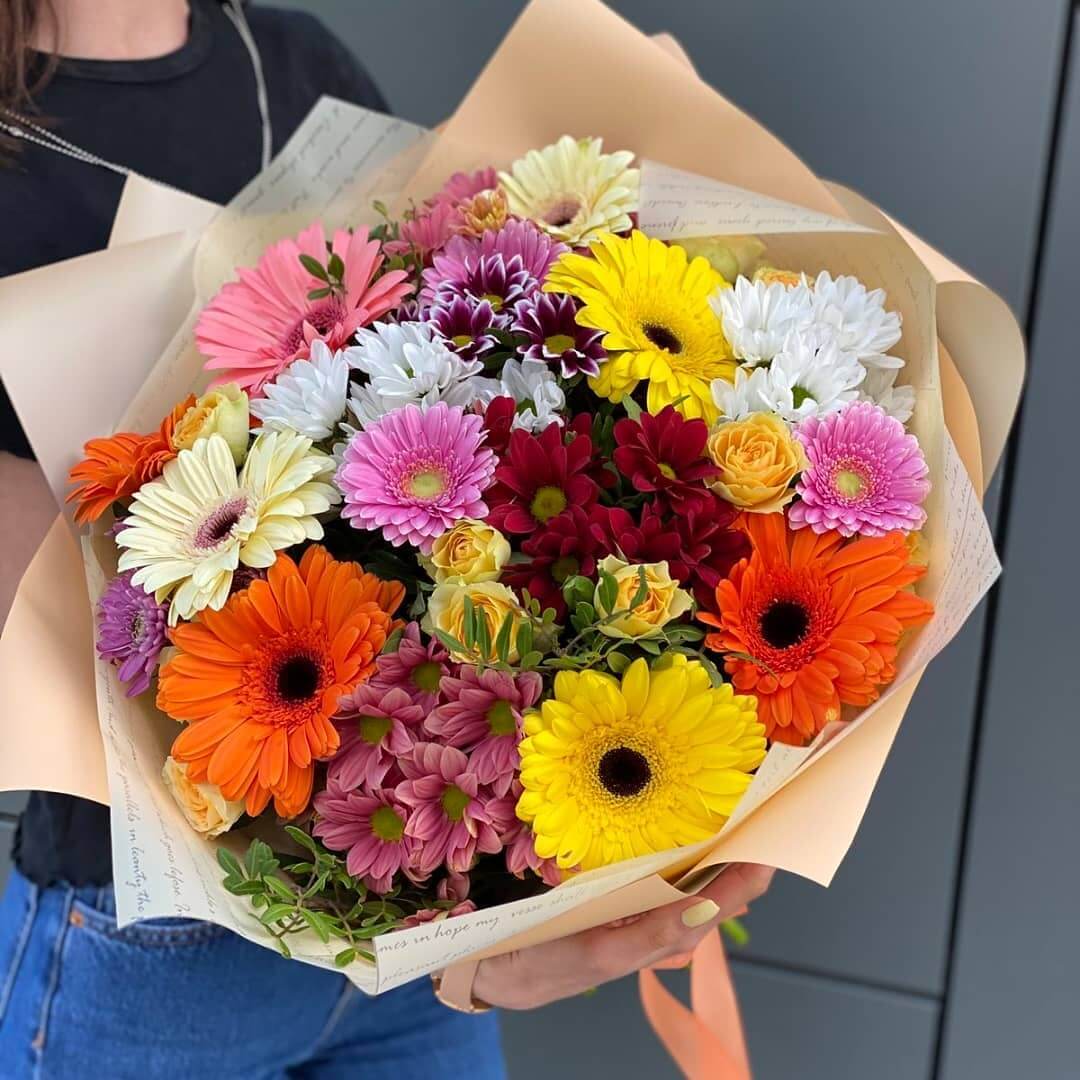 Букет из гербер и хризантем - 25 шт.