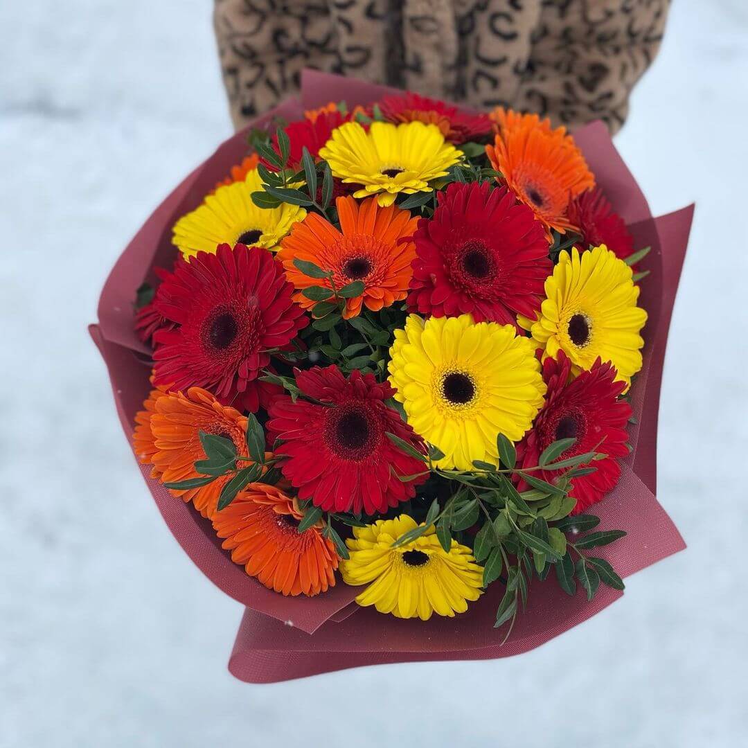 15 красно-желтых гербер в букете