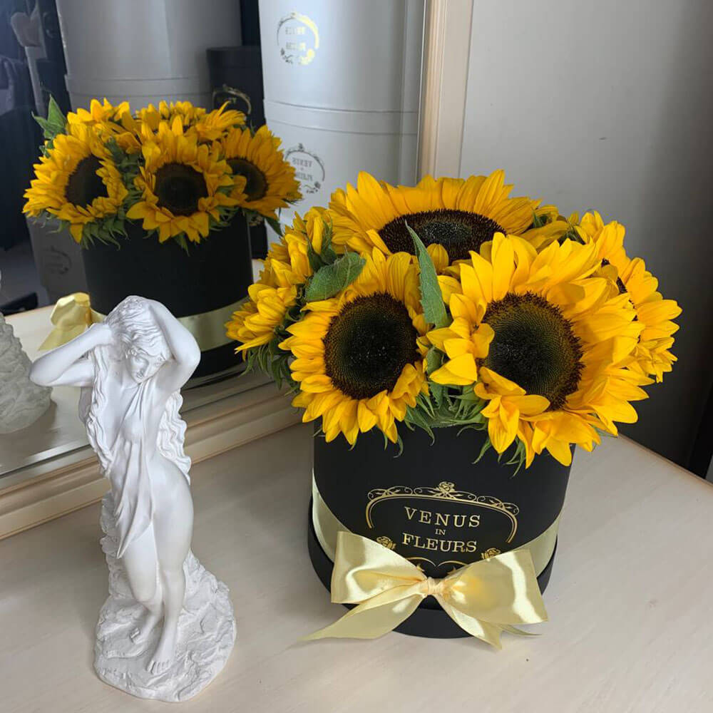 9 подсолнухов в коробке