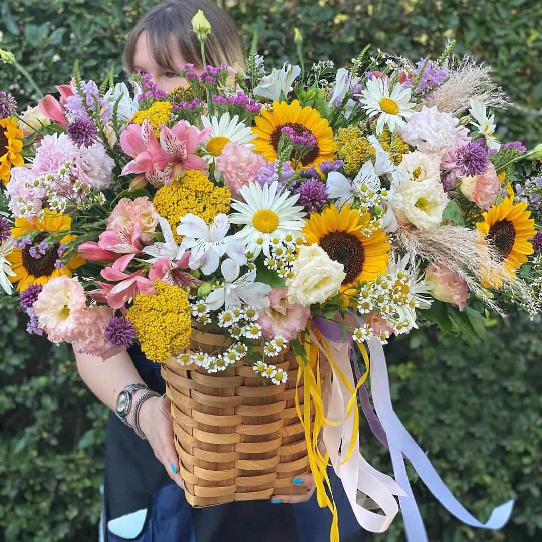 Микс с подсолнухами в корзине - 101 шт.