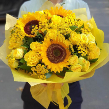 Подсолнухи с розами в букете - 29 шт. Подсолнухи с розами в букете - 29 шт.