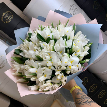 101 белый ирис в букете