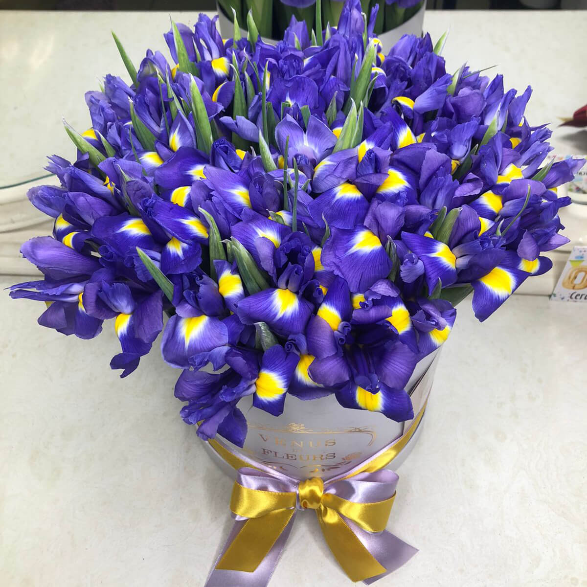 101 фиолетовый ирис в коробке