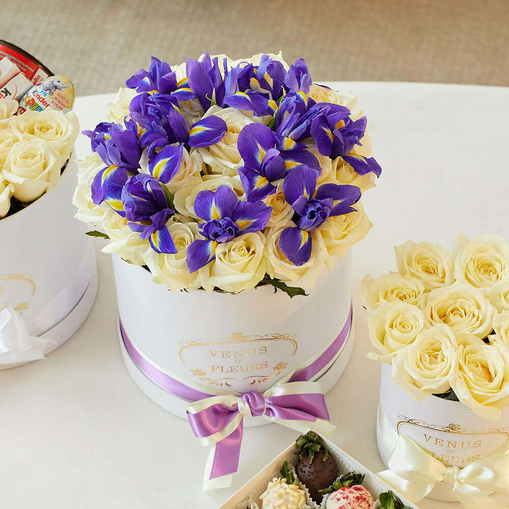 Ирисы с белыми розами - 31 шт.