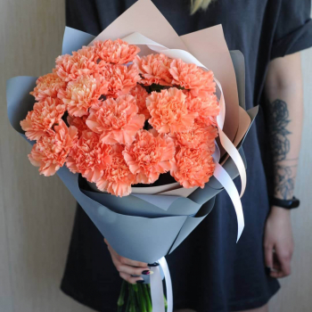 19 коралловых гвоздик в букете