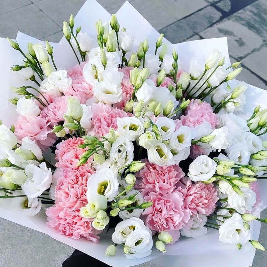 Гвоздики с эустомами в букете - 29 шт.