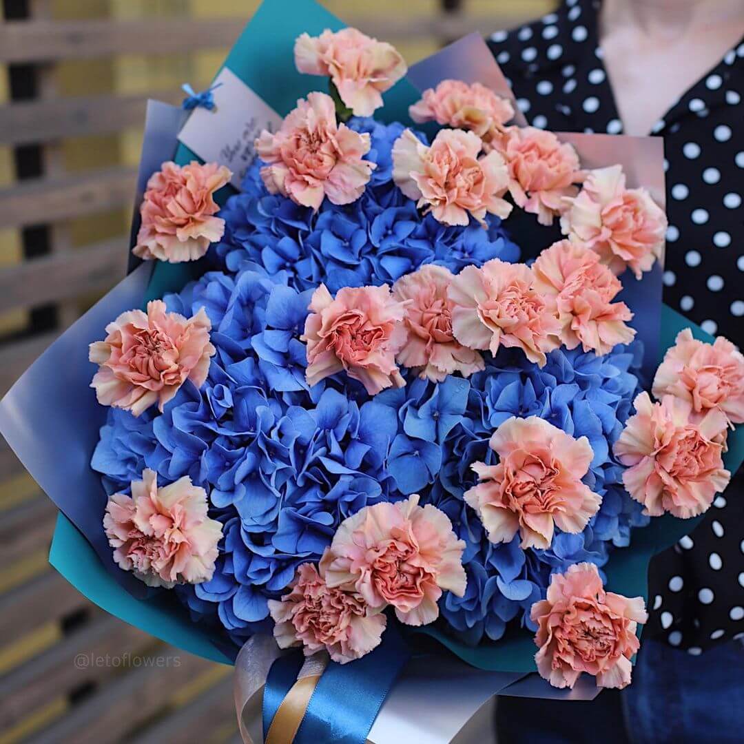 Гвоздики с гортензиями в букете - 23 шт.