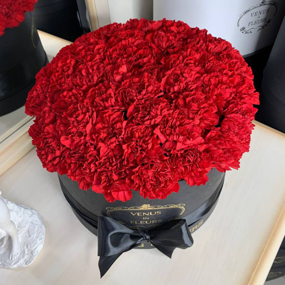 51 красная гвоздика в коробке