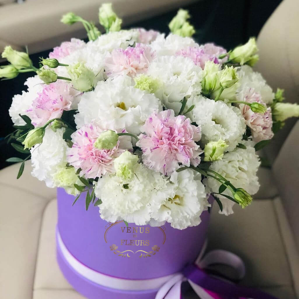 19 гвоздик с эустомой в коробке