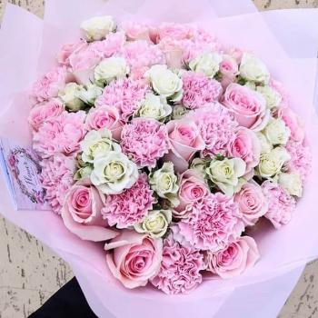 41 нежная гвоздика с кустовыми розами