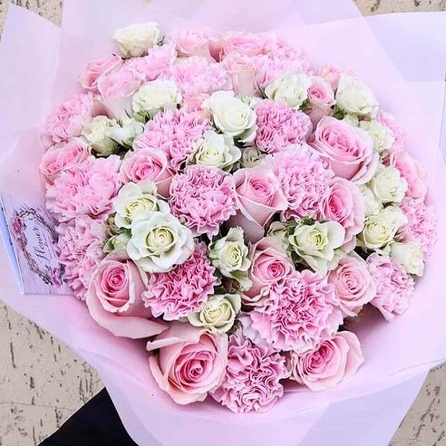 41 нежная гвоздика с кустовыми розами