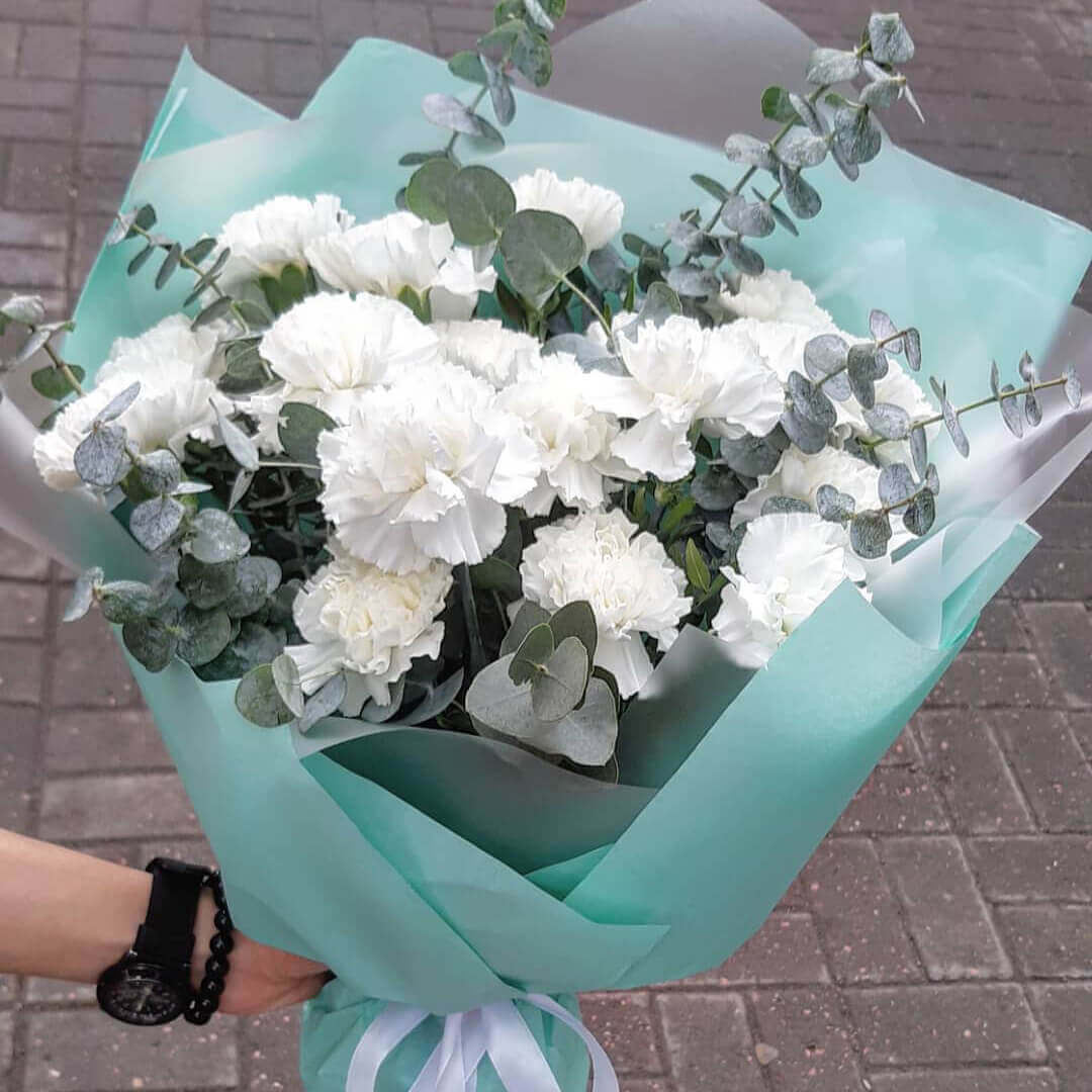 19 белых гвоздик с эвкалиптом