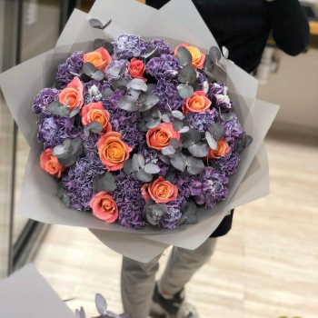 Гвоздики с розами в букете - 55 шт. Гвоздики с розами в букете - 55 шт.