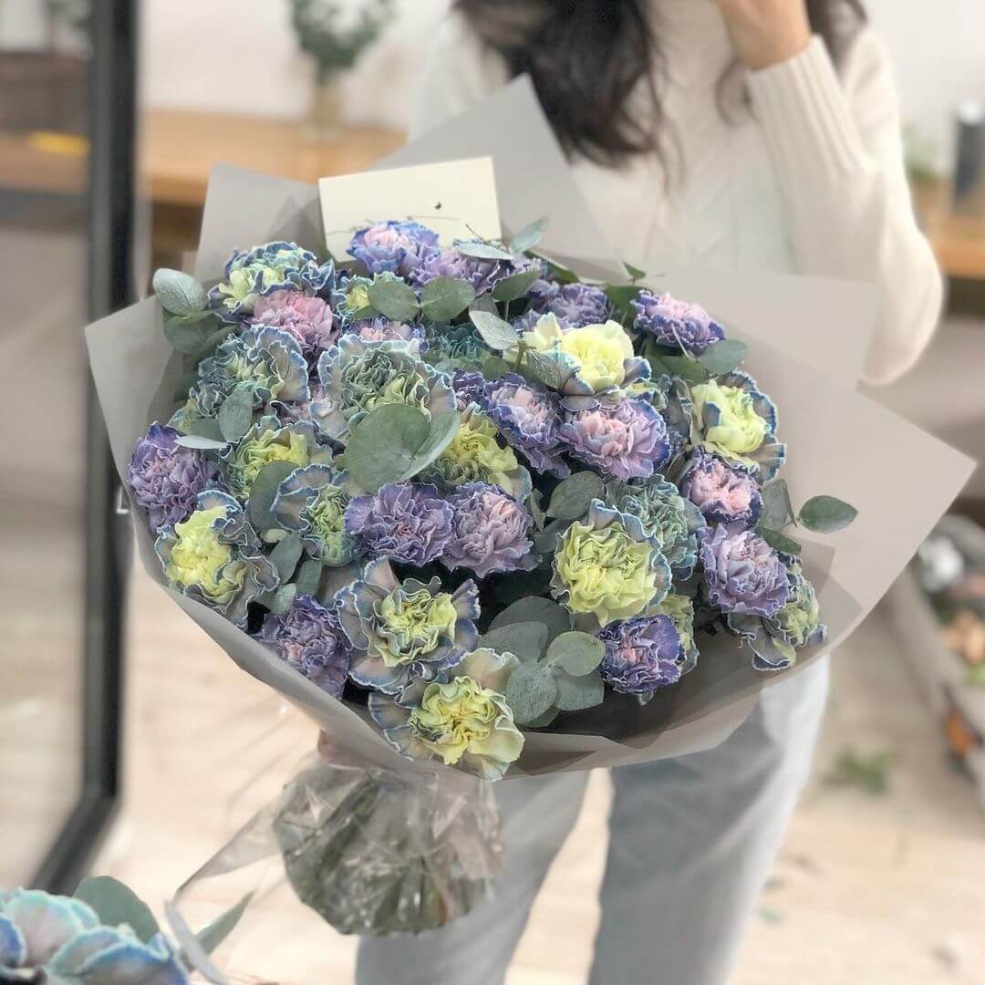 41 крашеная гвоздика с эвкалиптом