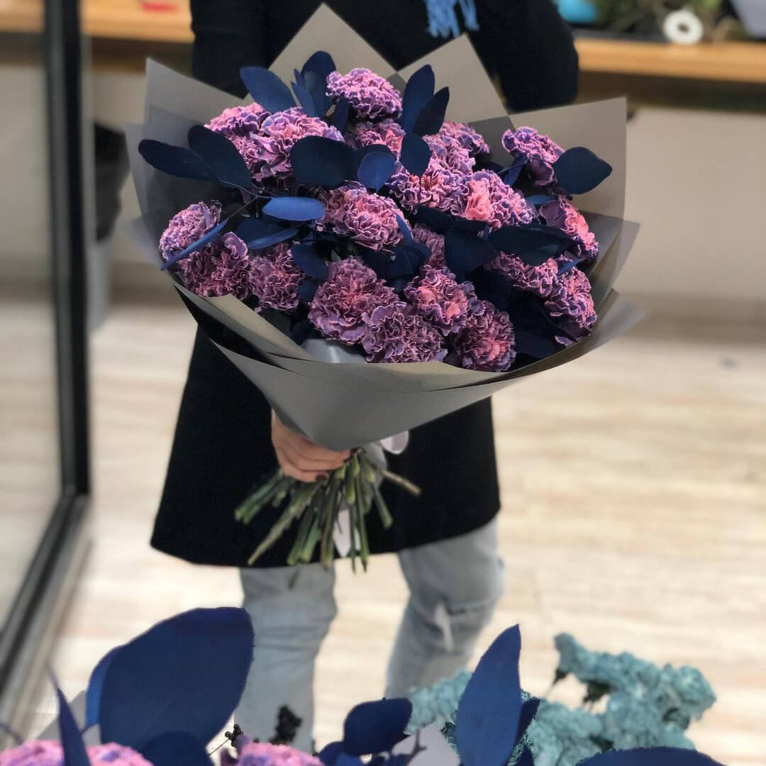 51 гвоздика с листьями