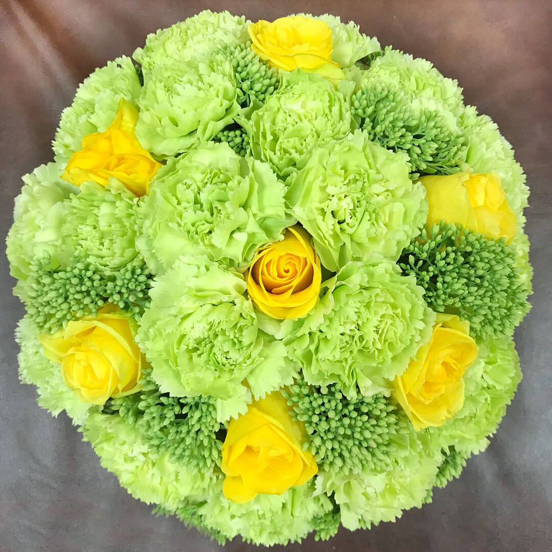 Зеленые гвоздики с розами - 29 шт.