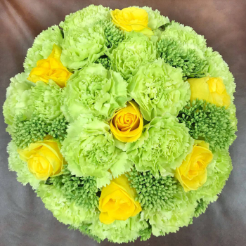 Зеленые гвоздики с розами - 29 шт. Зеленые гвоздики с розами - 29 шт.