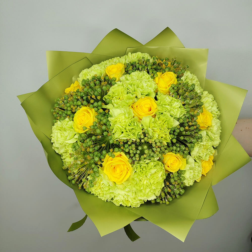 Зеленые гвоздики с розами - 29 шт.