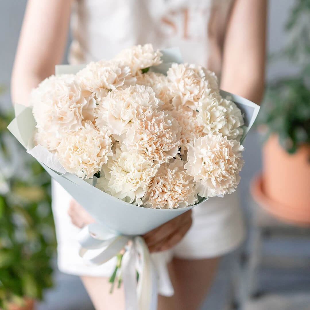 9 белых гвоздик в букете