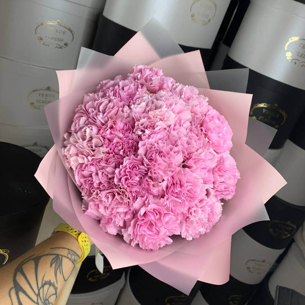 19 нежных розовых гвоздик в букете