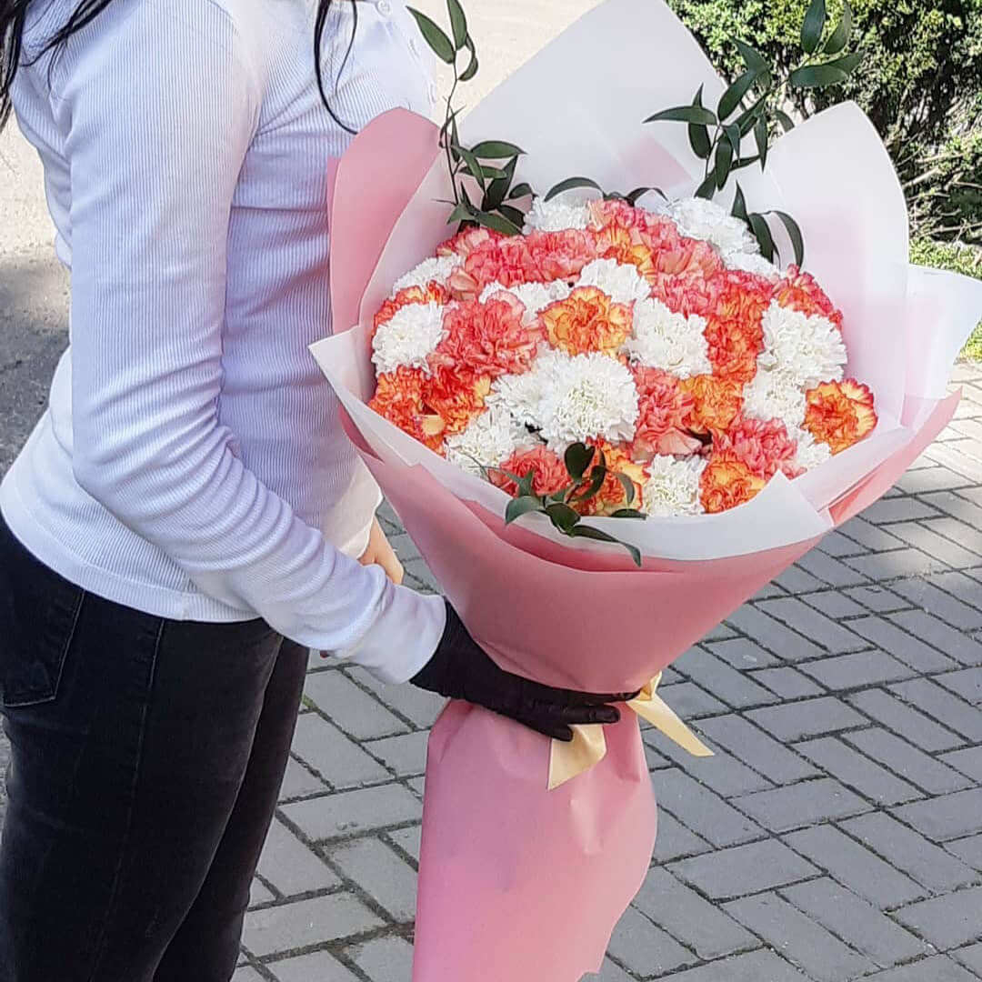 41 бело-коралловая гвоздика в букете