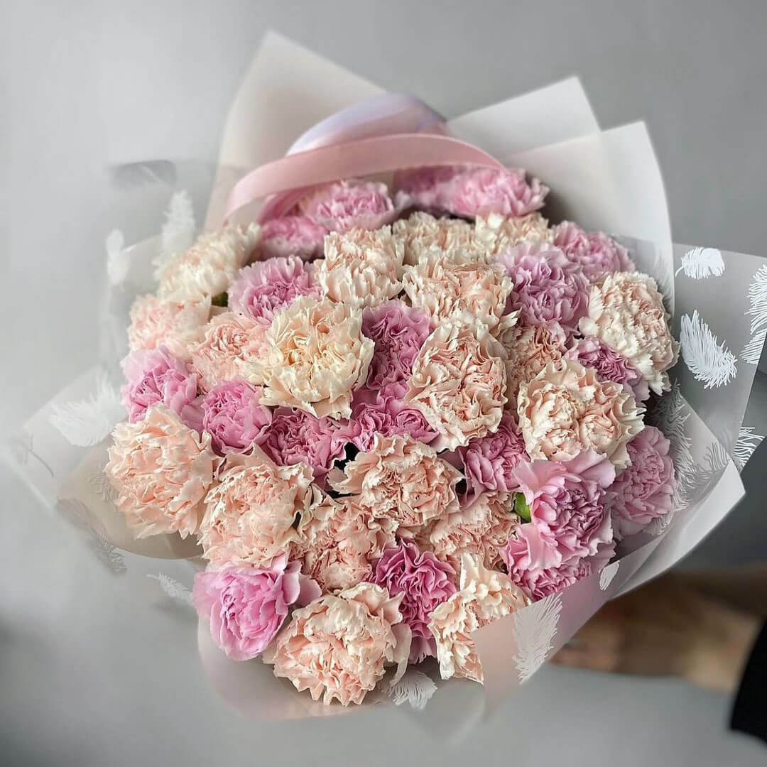 41 нежная гвоздика в букете