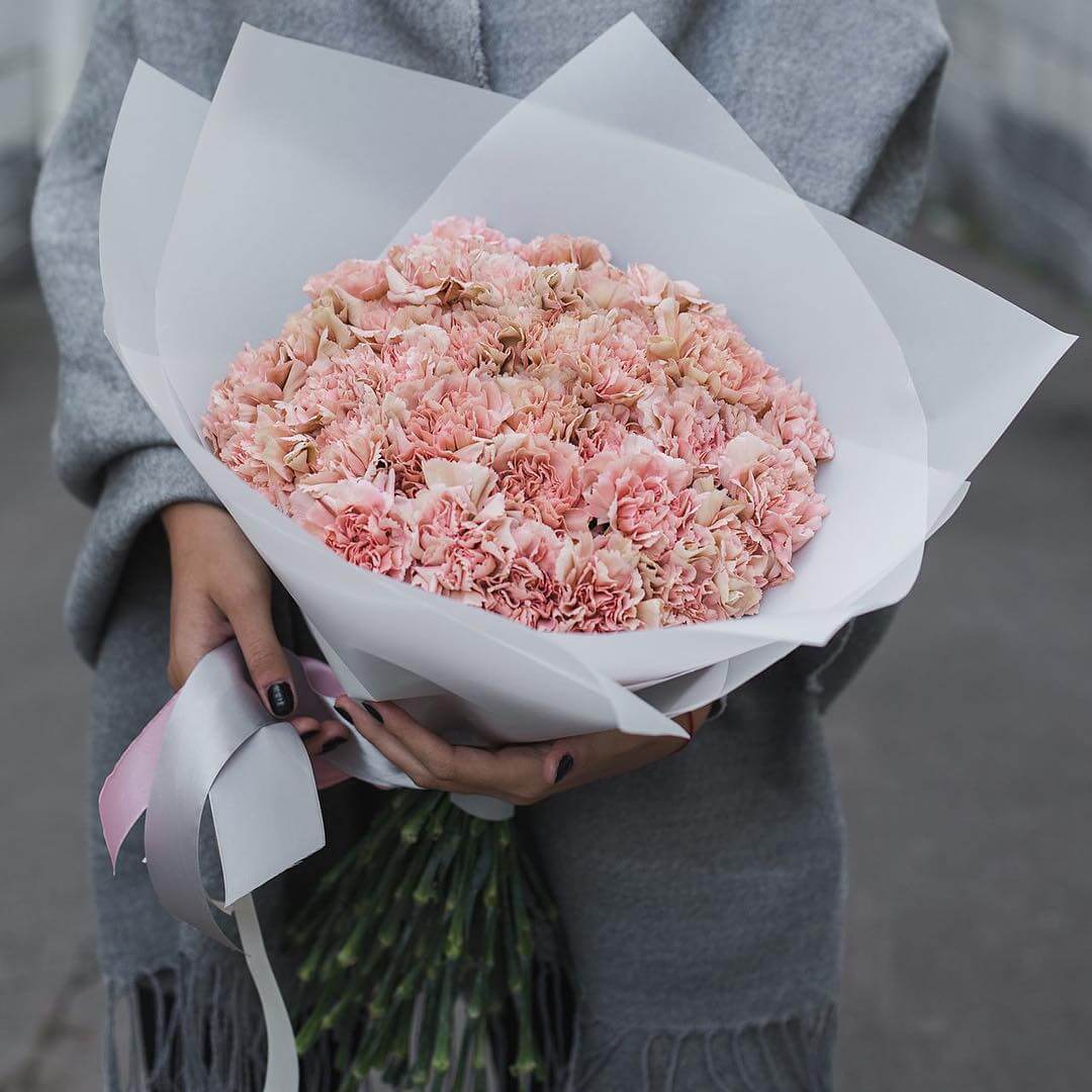 51 нежная гвоздика в букете