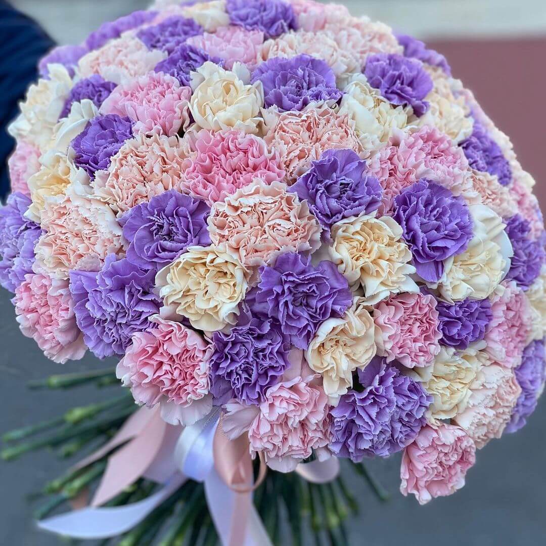 101 разноцветная гвоздика в букете