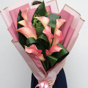 9 нежно-розовых калл с листьями