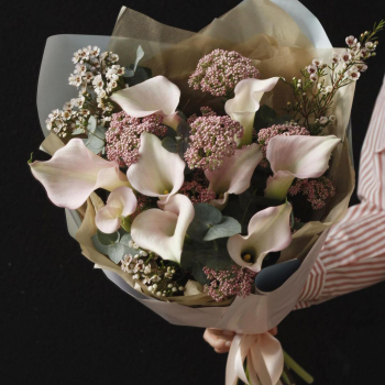Букет из калл с озотамнусом - 19 шт.