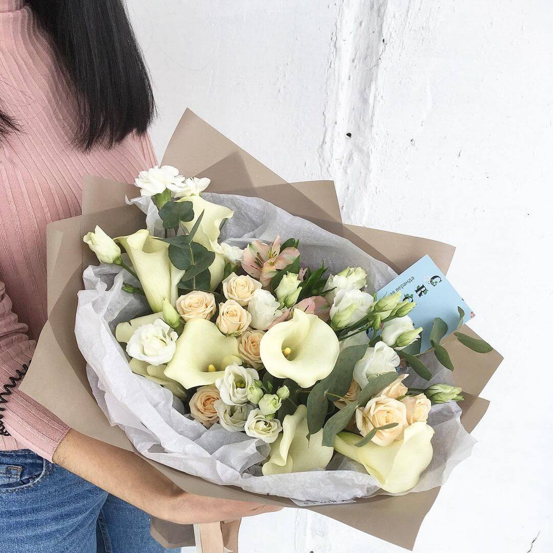 Букет из калл и кустовых роз - 29 шт.