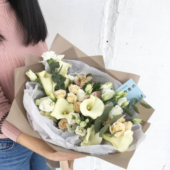 Букет из калл и кустовых роз - 29 шт.