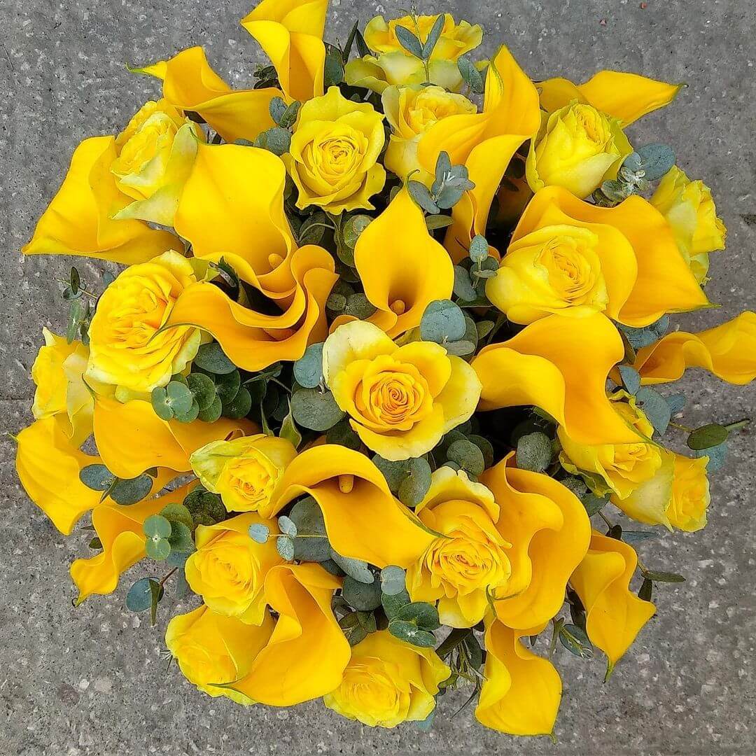 Солнечный букет из калл и роз