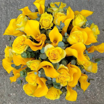 Солнечный букет из калл и роз