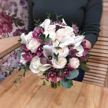 Букет из нежных калл и орхидей - 25 шт.