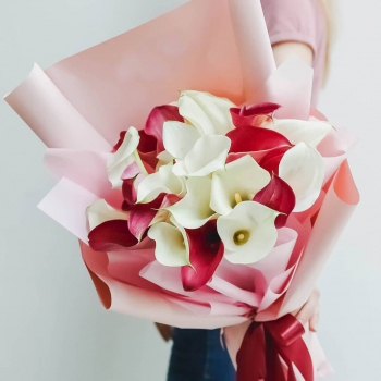 19 красно-белых калл в букете