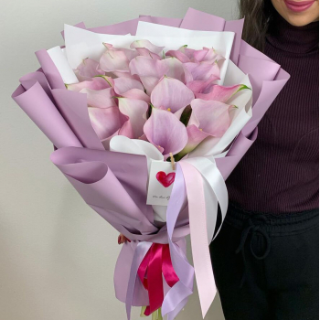 19 нежных калл в букете