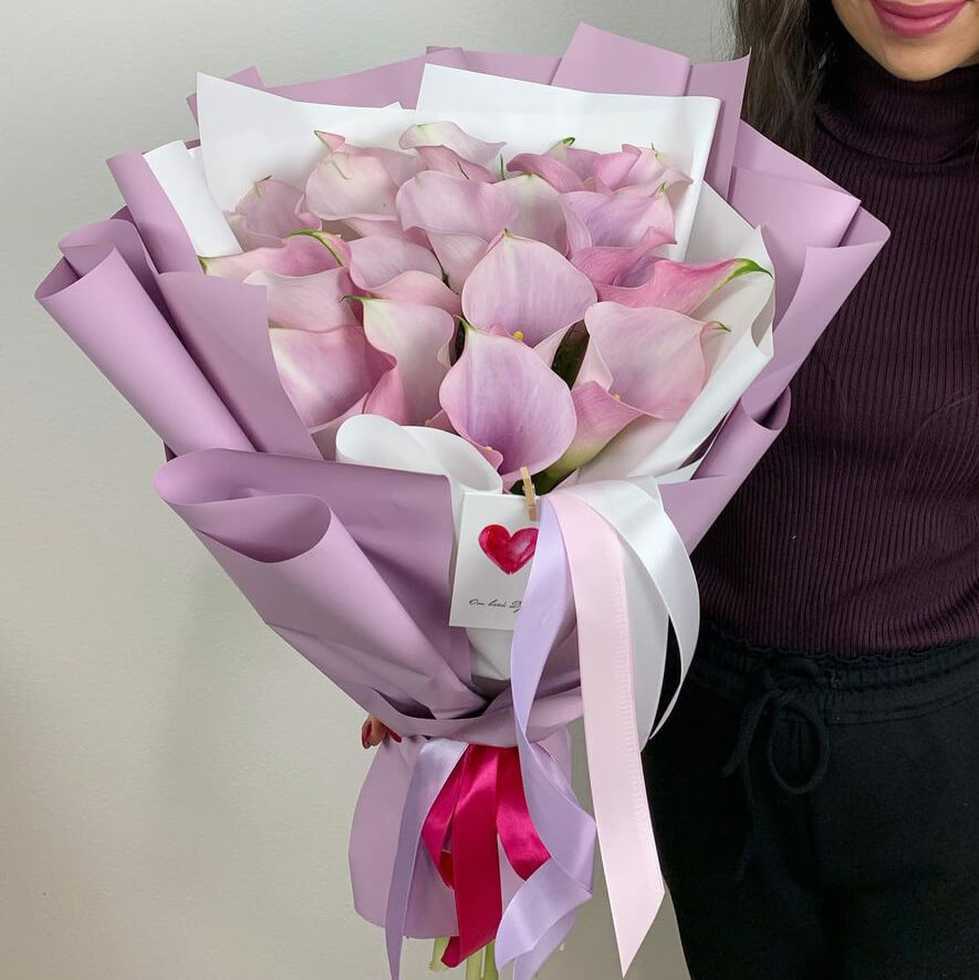 19 нежных калл в букете