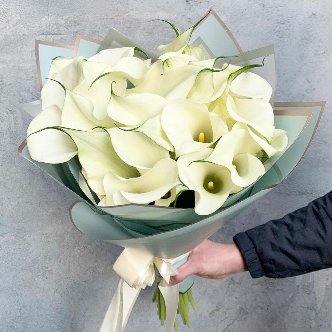 29 белых калл в букете